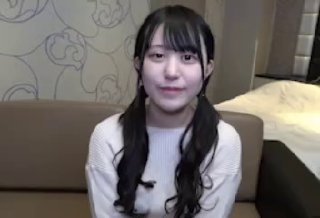 颜值不错的清纯小妹全程露脸跟两个小哥哥玩4P，乖巧可人微SM奶头逼逼嘴巴被道具玩弄，各种爆草抽插呻吟